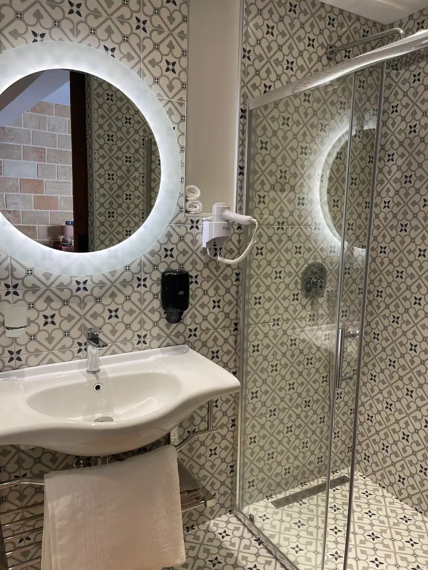 Baignoire, serviettes fournies, savon, shampoing
