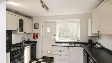 Cottage | Private kitchen | Fridge, dishwasher, electric kettle, toaster