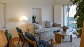 Design-Apartment | Wohnbereich | Flachbildfernseher