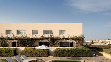 2 outdoor pools