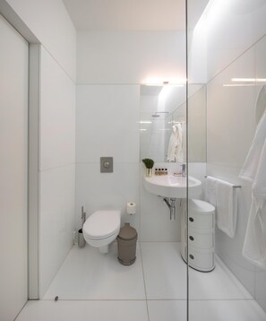 Appartement Design | Salle de bain | Baignoire et douche séparées, séchoir à cheveux, peignoirs, bidet