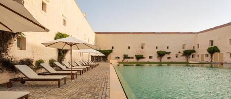 2 개의 야외 수영장