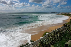 A coastal beach with waves, a sandy shore, and a staircase leading down to the beach. - Placer de Meca - Accommodation N3 penthouse one bedroom with kitchen and views (Zahora)