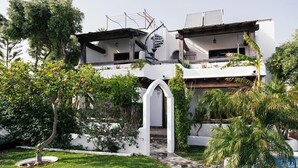 Ein zweistöckiges Haus mit einer Wendeltreppe, einem Schwimmbad und einem gepflegten Garten.