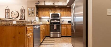 Jääkaappi, kahvin-/teenkeitin, keittoastiat/astiat/ruokailuvälineet