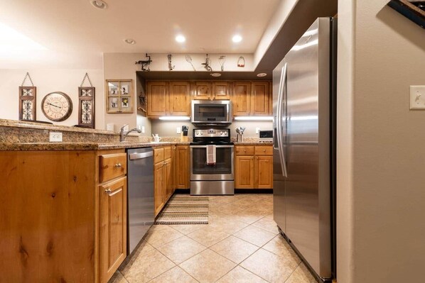 Køleskab, kaffe-/temaskine, køkkentøj/tallerkener/redskaber