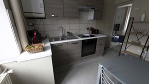 Een moderne keuken met een ingebouwde oven, een spoelbak en een raam.