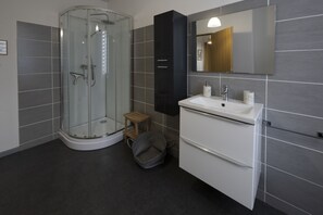 Een douche, een haardroger, handdoeken