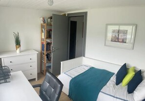 4 Schlafzimmer, Schreibtisch, Bügeleisen/Bügelbrett, Reisekinderbett