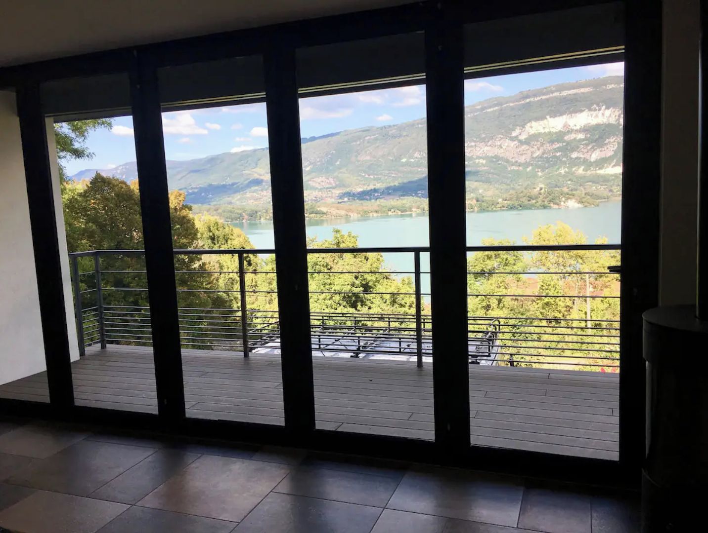 Un balcone con vista su un lago e montagne.