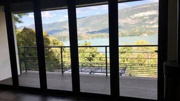 Un balcone con vista su un lago e montagne.