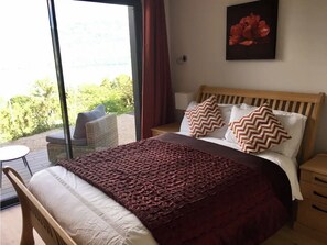 4 bedrooms, desk, iron/ironing board, travel crib - Spectacular Lake View Luxury Villa in Conjux (Conjux)