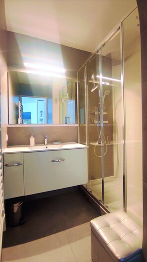 Dusche, Haartrockner, Toilettenpapier