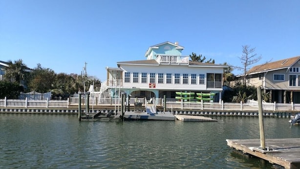 A waterfront property with a large house, dock, and kayaks. - LARGE,Pool,pool table,Arcade,2 Golf Carts,6 Kayaks,free linen,Hot Tub,near beach (Murrells Inlet)