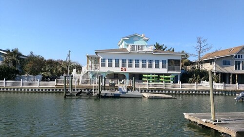 LARGE,Pool,pool table,Arcade,2 Golf Carts,6 Kayaks,free linen,Hot Tub,near beach