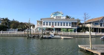 LARGE,Pool,pool table,Arcade,2 Golf Carts,6 Kayaks,free linen,Hot Tub,near beach