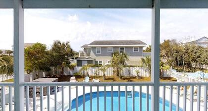 LARGE,Pool,pool table,Arcade,2 Golf Carts,6 Kayaks,free linen,Hot Tub,near beach