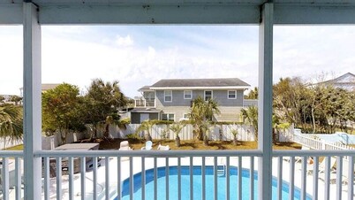 LARGE,Pool,pool table,Arcade,2 Golf Carts,6 Kayaks,free linen,Hot Tub,near beach
