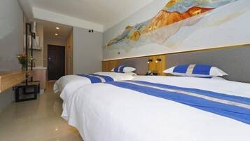 Ein Hotelzimmer mit zwei Betten, einem großen Gemälde an der Wand und einer hölzernen Bank.