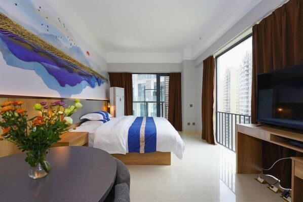 A hotel room with a bed, a TV, a balcony, and a painting on the wall. - Light Time Hotel (Nanning Greenland Central Plaza) (Nanning)
