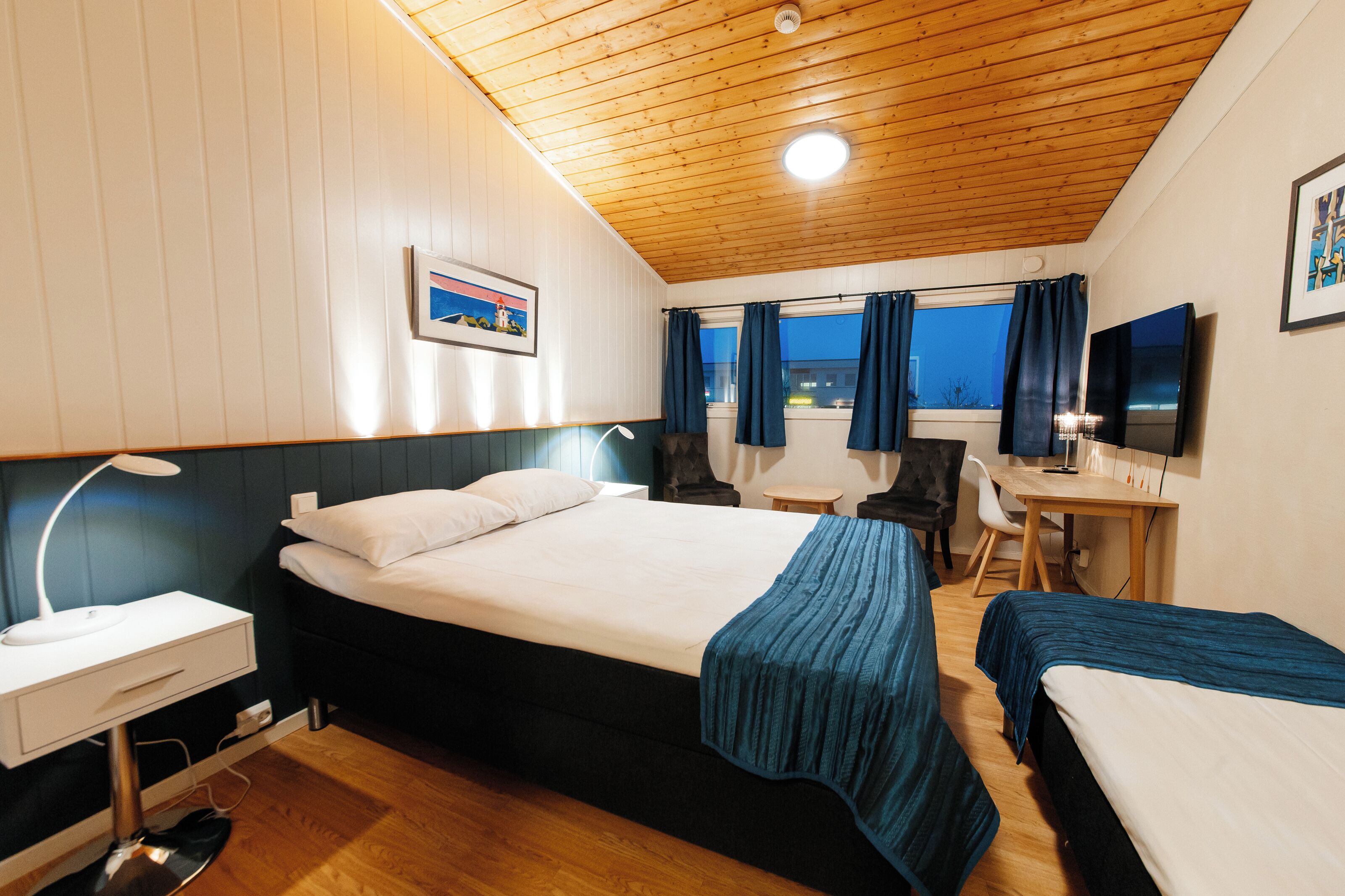 标准三人房 | 办公桌、笔记本电脑工作区、遮光窗帘、隔音