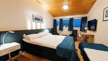 Tremannsrom – standard | Skrivebord, skrivebord for bærbar PC, blendingsgardiner og lydisolert