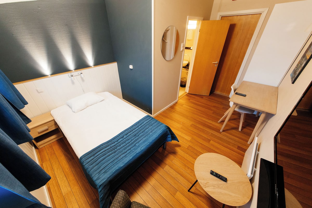 Kamar Single Standar | Meja kerja, ruang kerja ramah laptop, dan tirai kedap cahaya