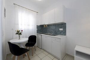 Superior studio, uitzicht op zee (Apollonia) | Privékeuken | Een minikoelkast, een kookplaat, een koffiezetapparaat/waterkoker