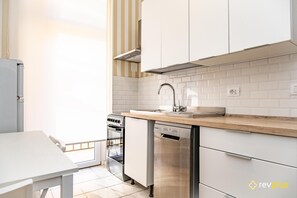 Frigorifero, bollitore elettrico, tostapane, pentole/stoviglie/utensili