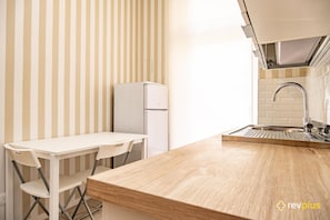 Refrigerador, tetera eléctrica, tostadora y utensilios de cocina