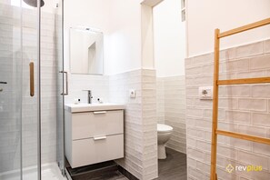 Apartamento luxo | Banheiro | Bidê, toalhas de banho, shampoo 