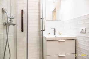 Bidet, serviettes fournies, shampoing