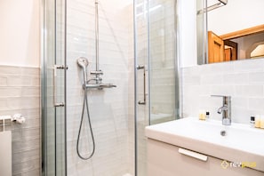 Bidet, serviettes fournies, shampoing