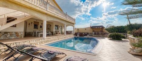 حمّام سباحة خارجي