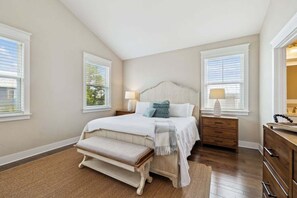 4 slaapkamers, een bureau, een strijkplank/strijkijzer, reisbedje