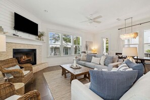 Smart TV, caminetto, libri