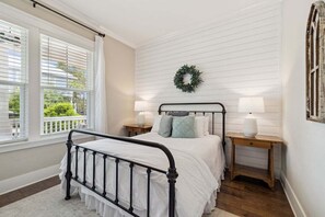 4 bedrooms, iron/ironing board, free WiFi, bed sheets - GORGEOUS Highland Parks w LSV & Bikes! Loaded 30A Home! (Santa Rosa Beach)
