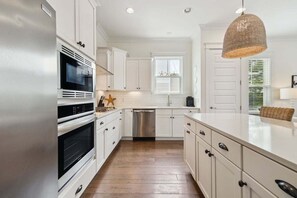 ثلاجة، ميكروويف، فرن، موقد طهي مسطح