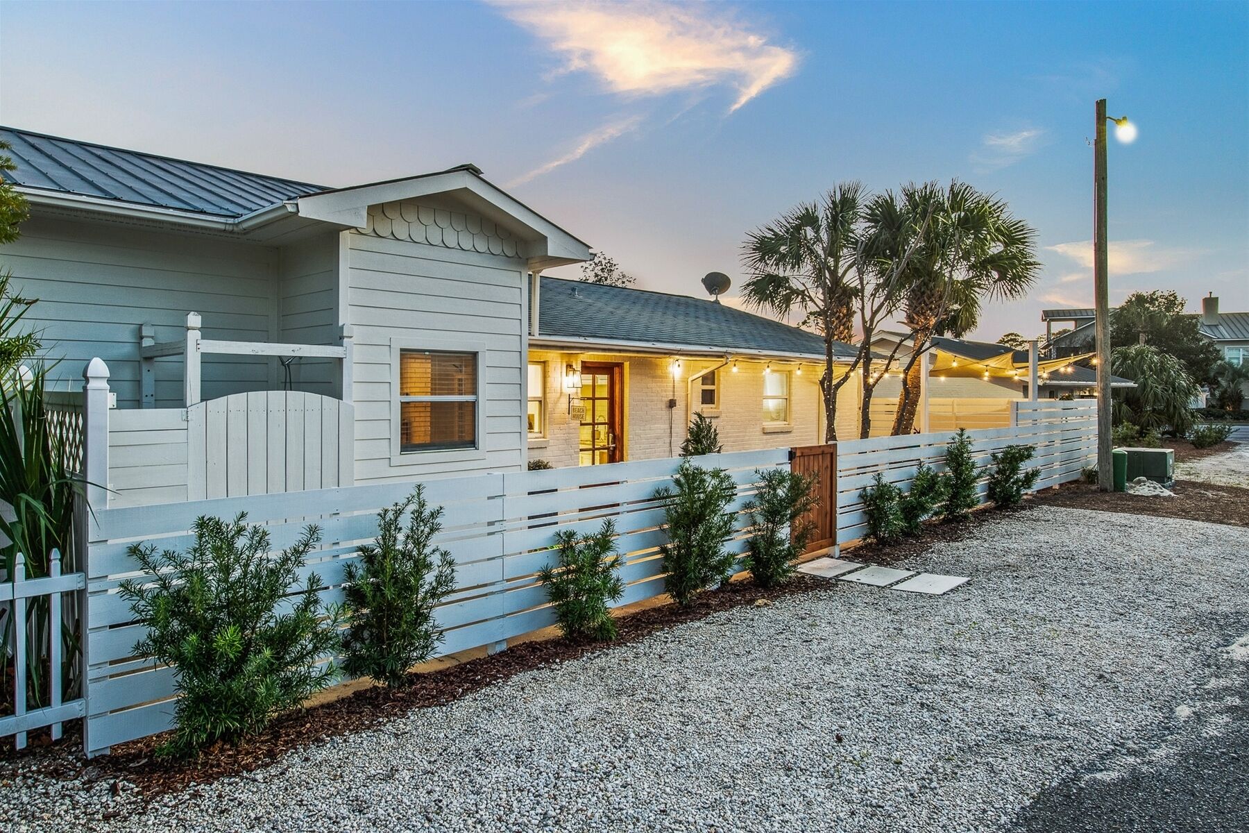 Golf Cart, Bikes, Walk to Beach!! CHARMING BUNGALOW!