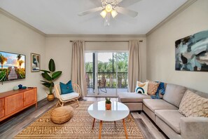 TV - Upstay: Tropical Style Family Condo w Pool (Winter Garden)