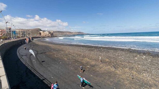 A beach with a curved walkway, rocky terrain, and a few people. - LA CICER BEACH APARTMENT ll (Palmas De Gran Canaria, Las)