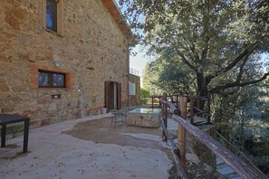 Property grounds - House in the woods with swimming pool. (Sassofortino)