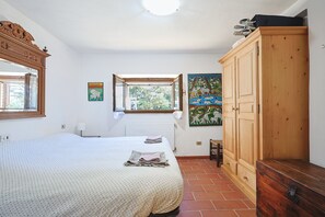 2 bedrooms, travel cot, WiFi, bed sheets