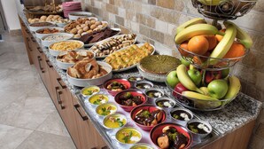 Un bufé con diversos platos y frutas.
