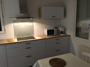 Een koelkast, een magnetron, een oven, een kookplaat