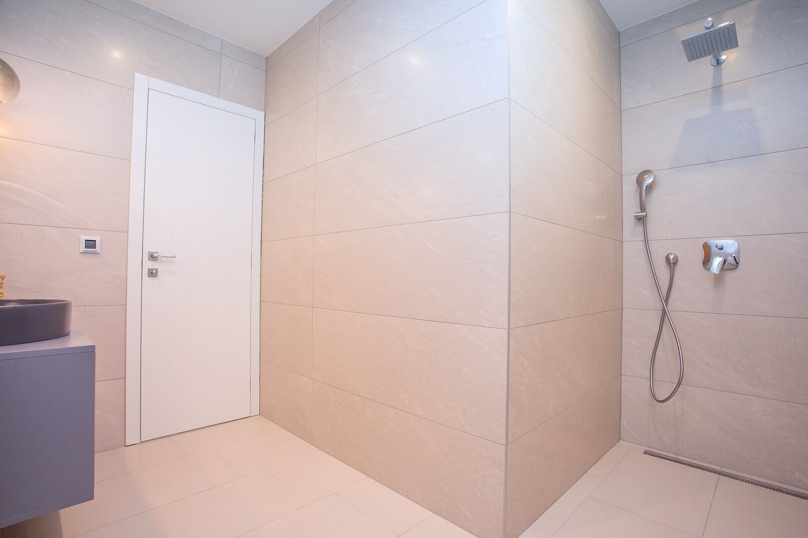 Une salle de bain moderne équipée d’une douche, de toilettes et d’un lavabo.