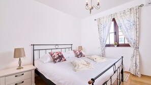 3 chambres, fer et planche à repasser, Wi-Fi, draps fournis