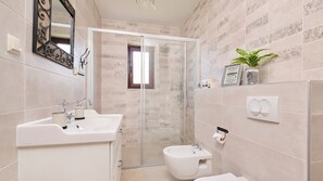 Dusche, Haartrockner, Handtücher