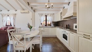 Kjøleskap, mikrobølgeovn, ovn og oppvaskmaskin