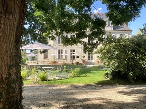 A large, historic building with a symmetrical facade, multiple windows, and a central entrance. - Le clos du Roc (Montlouis-sur-Loire)